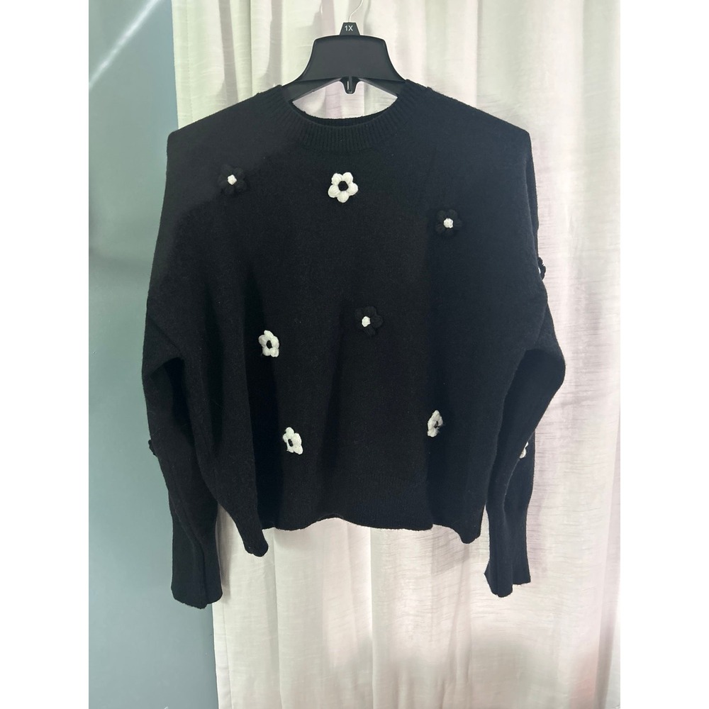 Black sweater with flowers‎